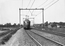 836270 Afbeelding van een electrisch treinstel mat. 1936 van de N.S. op de spoorlijn Utrecht-Arnhem nabij Lunetten.